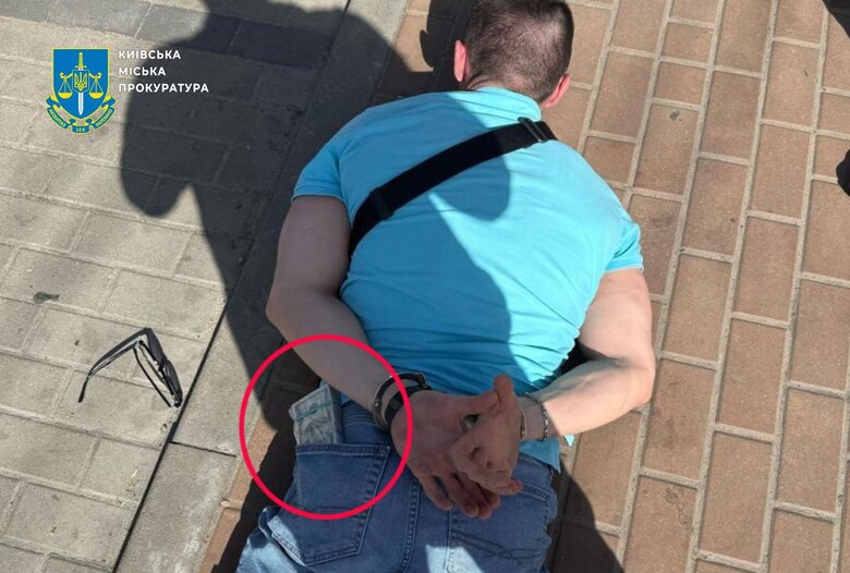 В Киеве инспектор КГГА требовал $15 тысяч взятки