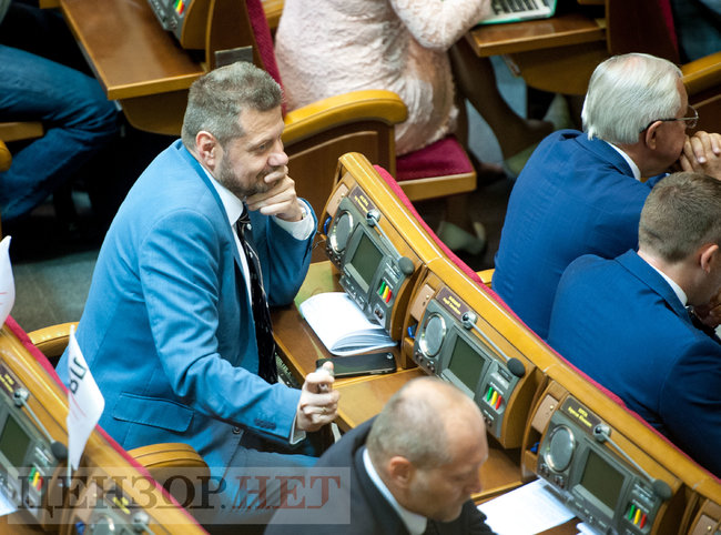 Відкриття сесії, жестикулювання Гройсмана, розмова Андрієвського й Луценко і плакат Медведчук підарешт - робочий день у ВР 4 вересня 08