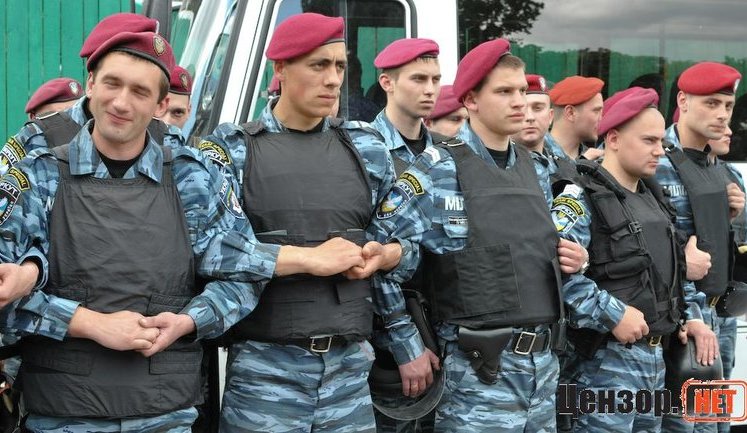 В Киеве власть пытается снести рынок возле м. Лесная. В результате кровавой драки есть раненые