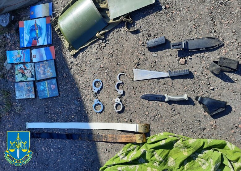 На балконе - флаг с серпом и молотом, в квартире - оружие: на Львовщине будут судить мужчину 05