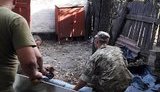 Морские пехотинцы отремонтировали поврежденную осколками крышу в доме волонтерки. ФОТОрепортаж