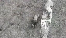 росіянин лізе рачки