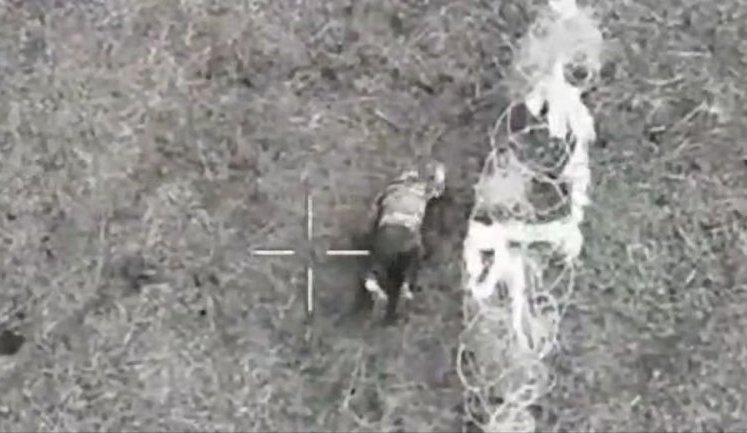 Wounded Russian desperately crawls after his comrade, who slapped him and left him on battlefield. VIDEO