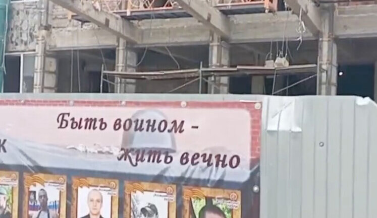 Рашисти провели "безсмертний полк" в окупованому Маріуполі на руїнах будівлі виконкому. ВIДЕО