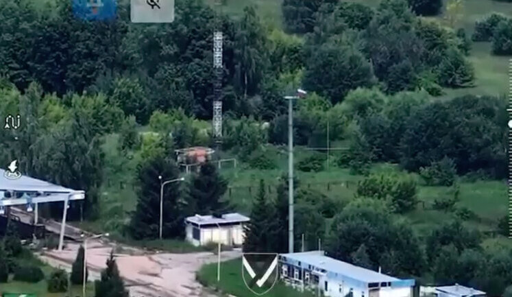 ЗСУ знищили російський триколор, який окупанти встановили на кордоні з Чернігівщиною. ВIДЕО