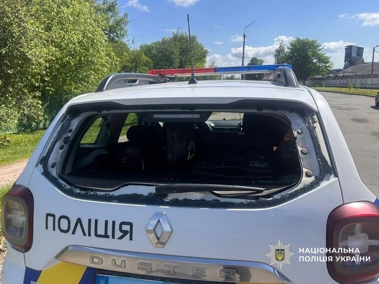 У Новгороді-Сіверському БПЛА вдарив по службовому авто під час патрулювання