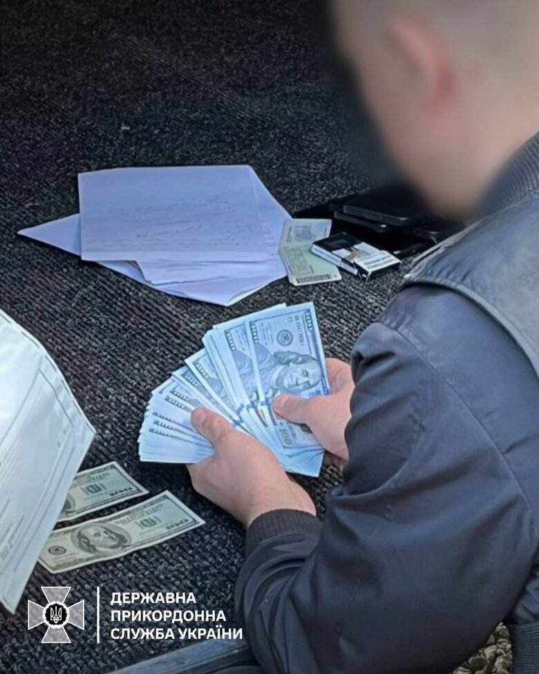 Водії з Молдови перевозили в прихованому відсіку ухилянтів