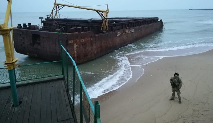 В Черном море потерпел бедствие украинский буксир с груженной контрабандными сигаретами баржей. ФОТО