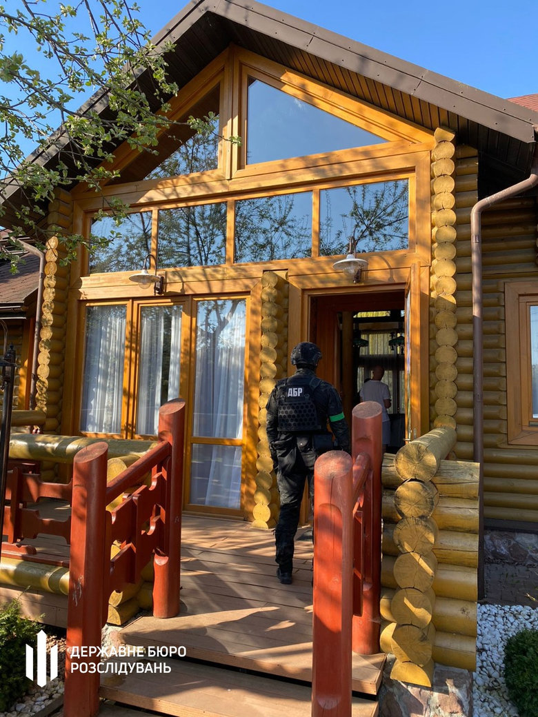 Суд арештував 40 млн грн на рахунках підприємств родичів Медведчука та Козака, а ДБР провело чергові обшуки 02