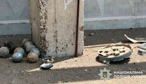 Уламки російської ракети Х-69 та 12 бойових суббоєприпасів до неї вилучили вибухотехніки в Оболонському районі Києва. ФОТОрепортаж