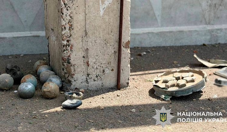Уламки російської ракети Х-69 та 12 бойових суббоєприпасів до неї вилучили вибухотехніки в Оболонському районі Києва. ФОТОрепортаж
