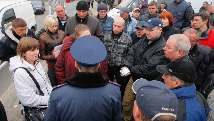Разгром авторынка на Перова прекратился из-за приезда журналистов. Готовится новое нападение?