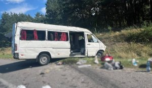Сім людей травмувалися після зіткнення легковика з маршруткою на трасі Київ – Чоп. ФОТОрепортаж