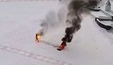 Член "Единой России" из Башкирии совершил публичный акт самосожжения после увольнения из "Газпрома" и обращения к Путину. ВИДЕО камер наблюдения