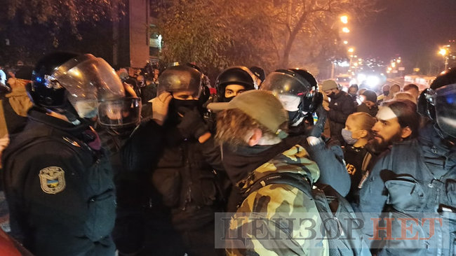 Под Шевченковским судом - столкновения с полицией 03
