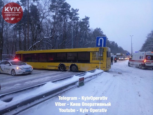 На трассе Киев-Чоп столкнулись автобус и маршрутка, трое пострадавших госпитализированы, - Нацполиция 01