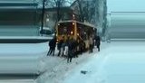 "Та не буксуй ти, придурку, бл#дь!" - мешканці Києва штовхають тролейбус на підйомі, засипаному снігом. ВIДЕО