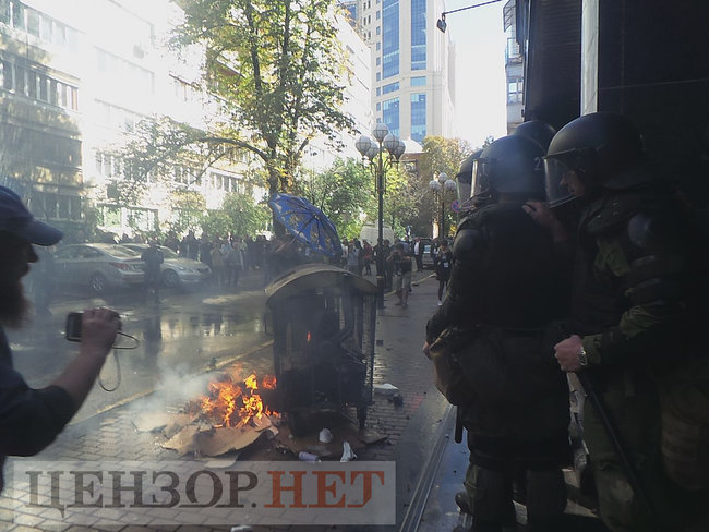 Під час мітингу під ГПУ проти екстрадиції в РФ Тумгоєва сталися сутички: мітингувальники бють вікна, їх у відповідь поливають водою зі шлангів 69