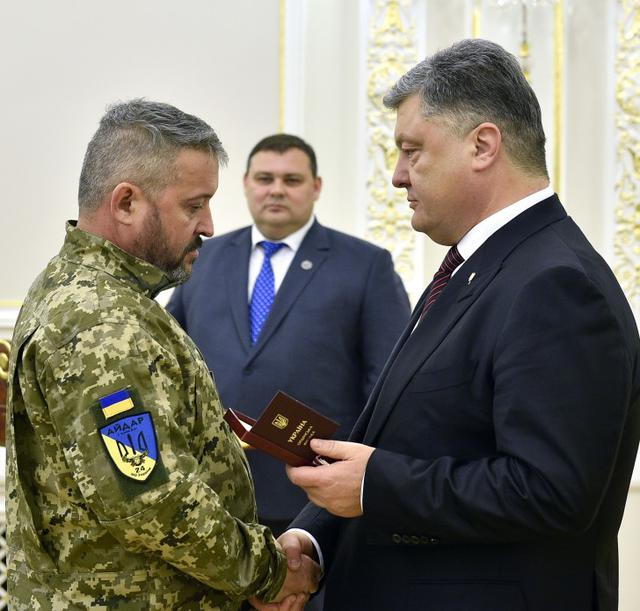 Порошенко вручил 19 добровольцам государственные награды 02