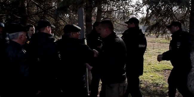 Російські окупанти розігнали збори гаражного кооперативу в Керчі 02
