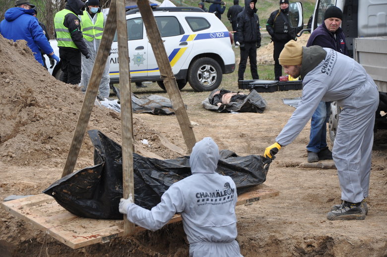 В Бучі ексгумують з братської могили тіла вбитих росіянами мирних жителів: Майже всі з вогнепальними пораненнями, деякі із завязаними руками та ногами 20