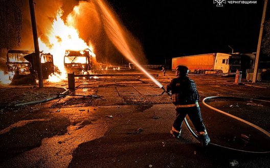 Ворог ударив по підприємству на Чернігівщині: загинув чоловік, горіли вантажівки. ФОТОрепортаж