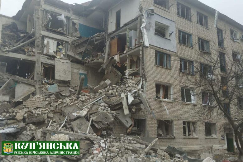 через постійні російські обстріли з-під завалів будинку на Харківщині не можуть дістати тіла трьох людей