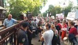 У посольства Беларуси в Киеве стоит очередь из желающих проголосовать на выборах президента. ВИДЕО+ФОТОрепортаж