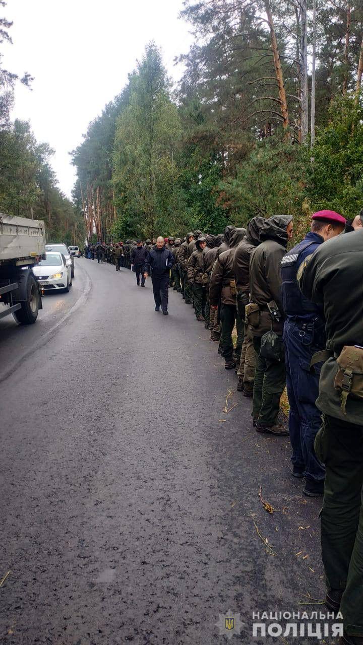 Слідчі, рятувальники, водолази, - під Києвом розшукують тих, хто стріляв у Шефіра 02