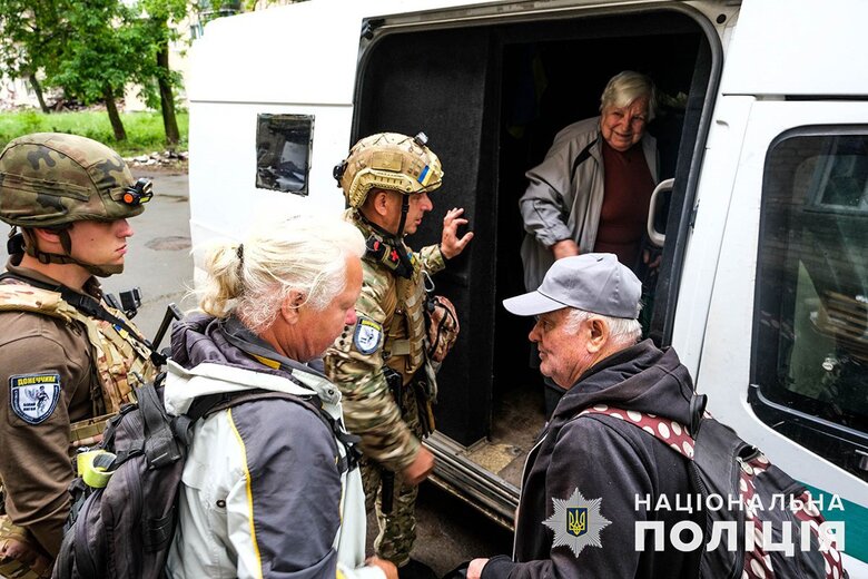 Жили рядом с телами соседей: из Авдеевки эвакуировали жителей многоэтажки, в которую попали российские ракеты 06