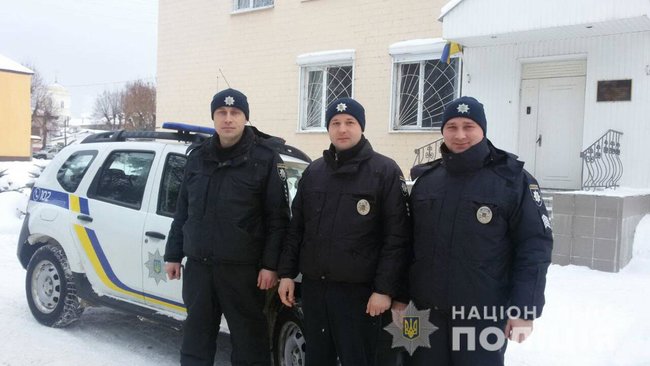 Полицейские спасли четверых детей из пылающего дома на Черниговщине 01