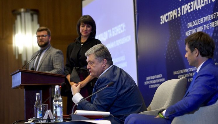 "У нас є два шляхи - або залізна завіса зразка Радянського Союзу, або підвищення зарплат всередині країни", - Порошенко. ВIДЕО