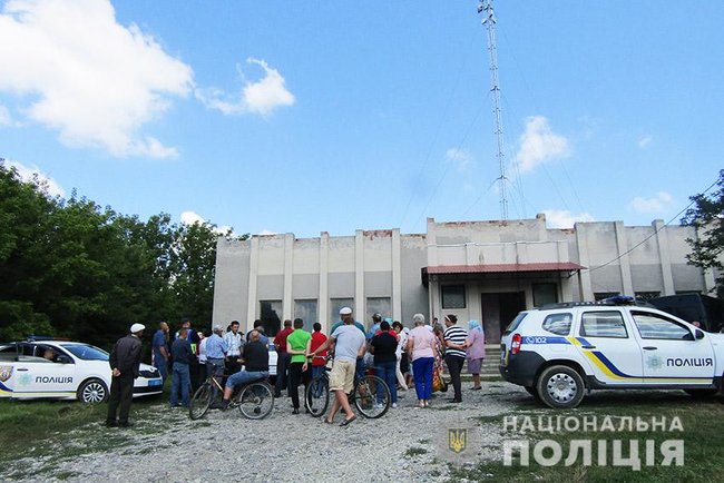 Жители села на Хмельнитчине хотели повалить вышку мобильной связи 01