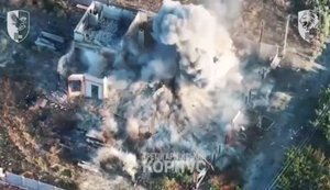 Українські військові на друзки розносять будівлі з російськими окупантами. ВIДЕО