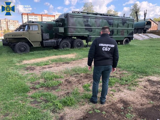 Дезертир, пытавшийся продать комплектующие к войсковой радиостанции, задержан в Хмельницком, - СБУ 01