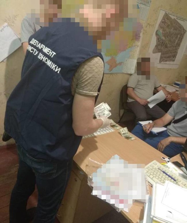 Начальницю Держгеокадастру Новомосковського району та її заступника затримали на хабарі: поліція шукає потерпілих 01