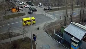 Колесо переповненої київської маршрутки відвалилося на ходу. ВІДЕО камер спостереження