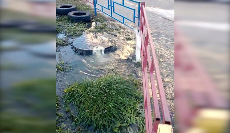 "Фонтан" із каналізаційної труби за 10 днів перетворив воронезький двір на каток із нечистот. ВIДЕО