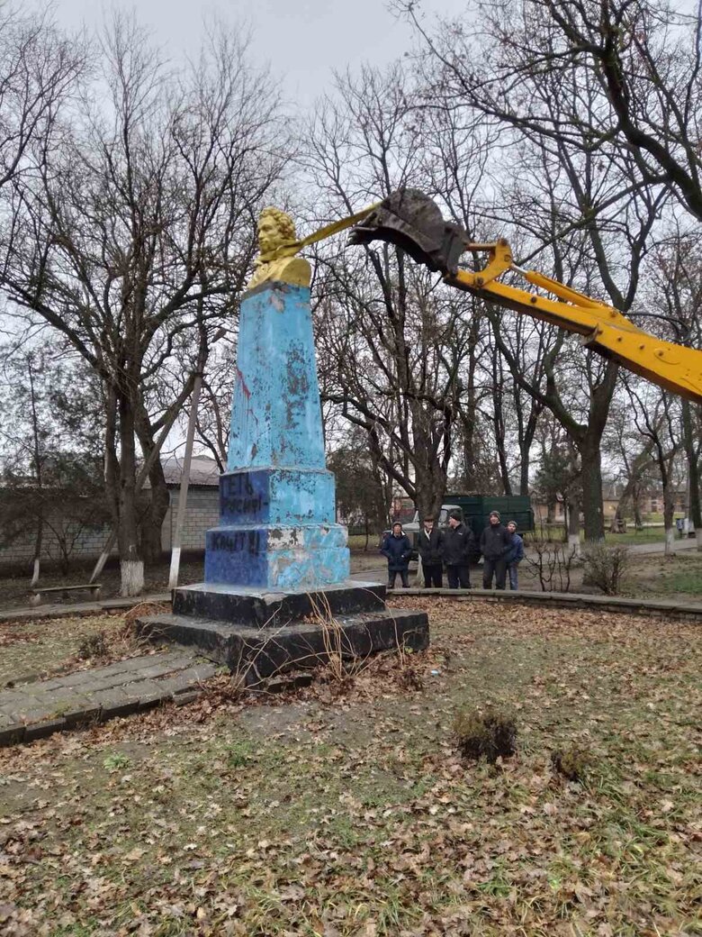 В Одесской области демонтировали памятник Пушкину 04
