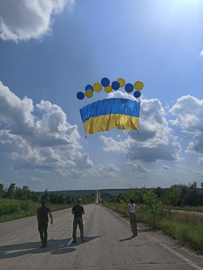На оккупированные территории запустили сине-желтые флаги 04
