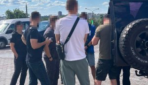 За $8 тис. продавав "легальний виїзд" за кордон: у Харкові затримано капітана Нацгвардії, - ДБР. ФОТО