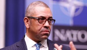 Партнеры затягивают с предоставлением Украине дальнобойного оружия из-за опасений эскалации войны, - глава МИД Британии Клеверли