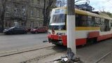 Трамвай с пассажирами сошел с рельсов и врезался в столб в Одессе. ВИДЕО+ФОТО