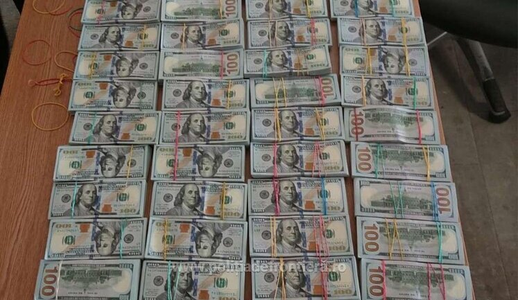 Румунські прикордонники затримали подружжя українців, яке намагалось ввезти в Румунію незадекларовані 1,4 млн доларів. ФОТО