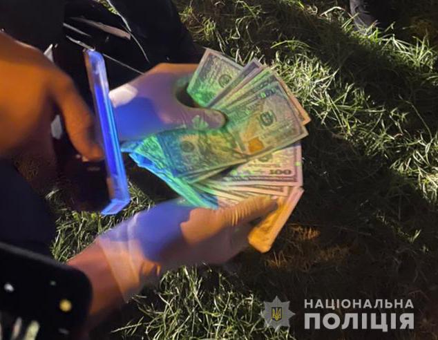 Замкомиссара одного из военкоматов на Тернопольщине попался на взятке в $1,6 тыс.: обещал призывнику помочь с документами о непригодности 01