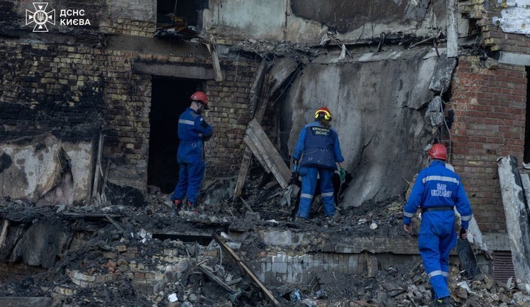 У Києві триває ліквідація наслідків атаки РФ: кількість постраждалих зросла до 87. ВІДЕО+ФОТОрепортаж
