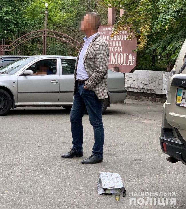 Two officials caught red-handed receiving $1.5 mln bribe 03