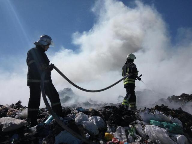 Garbage dump in Kyiv’s larger area caught fire, - State Emergency Service 02