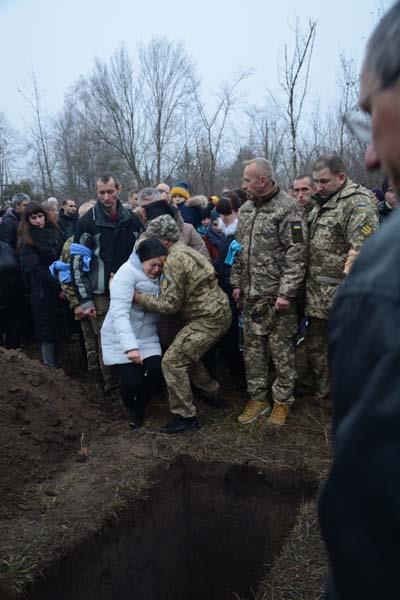 Загиблого українського воїна Артема Соколова поховали в Київській області 06