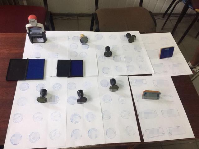 СБУ затримала виробників фальшивих документів для отримання робочих віз на Львівщині 01